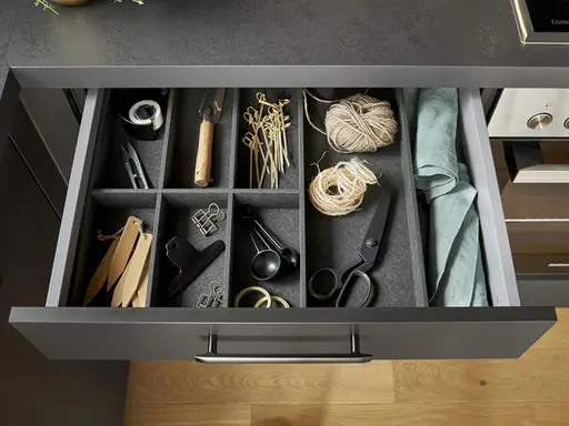 Contur klassische L-Küche Lavaschwarz